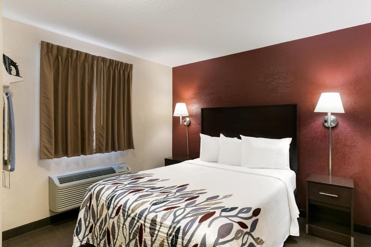 Deluxe Room with One Queen Bed Smoke Free,1353381100:JPEG
